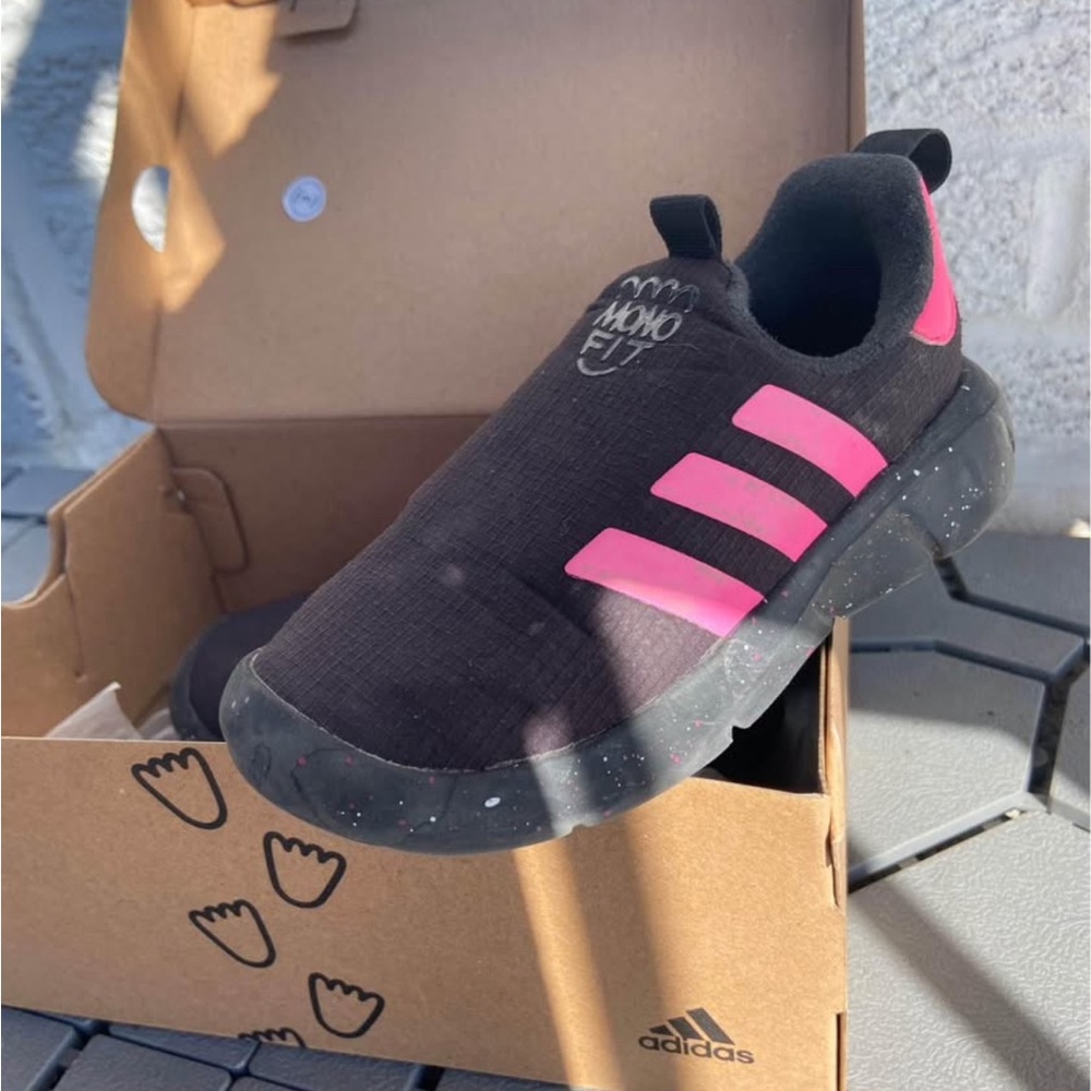 Adidas Kids Black Sneakers with Pink Stripes ‘mono fit’